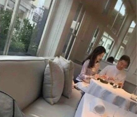 章泽天:刘强东远赴英国与章泽天过情人节,但男方却把股权做了转移