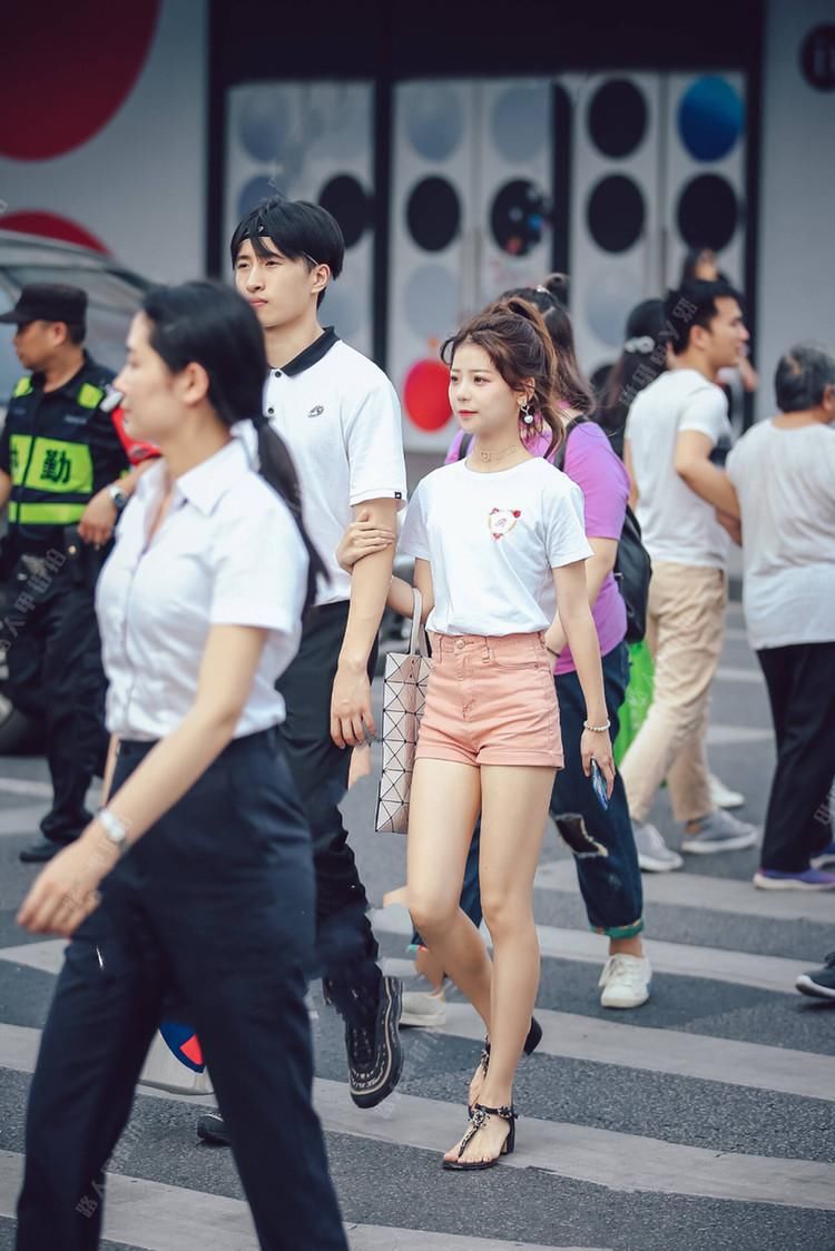 街拍:时髦性感的美女魅力十足，图四有双笔直的大长腿