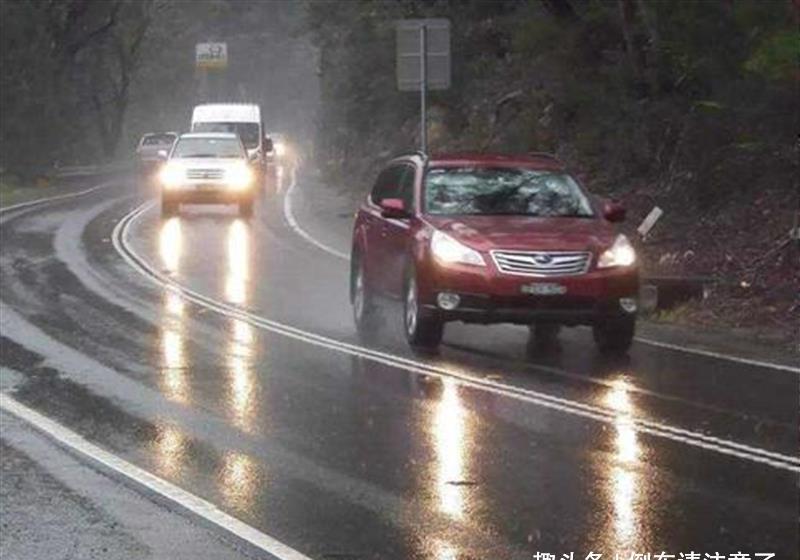  【高速】高速开车突遇暴雨，此时应打开双闪还是雾灯？交警：保