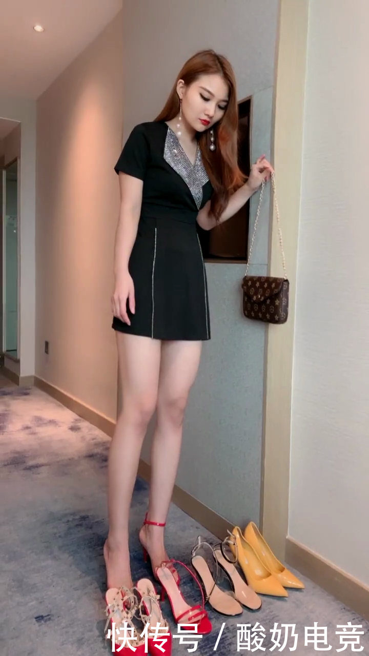  [位小姐姐]站着穿上鞋子的小姐姐，腿长一米三，身材比例很好