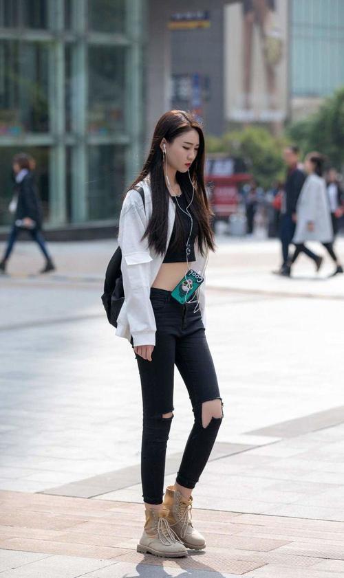 路人街拍，小姐姐一条修身的毛边短裤，显瘦还十分高挑