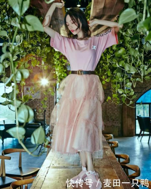 她15岁挣钱养家，27岁被母亲卷走2100万，穿搭时尚有魅力！