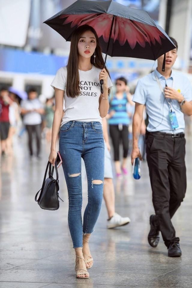 街拍:臀圆丰满的小姐姐，一看就是社会人