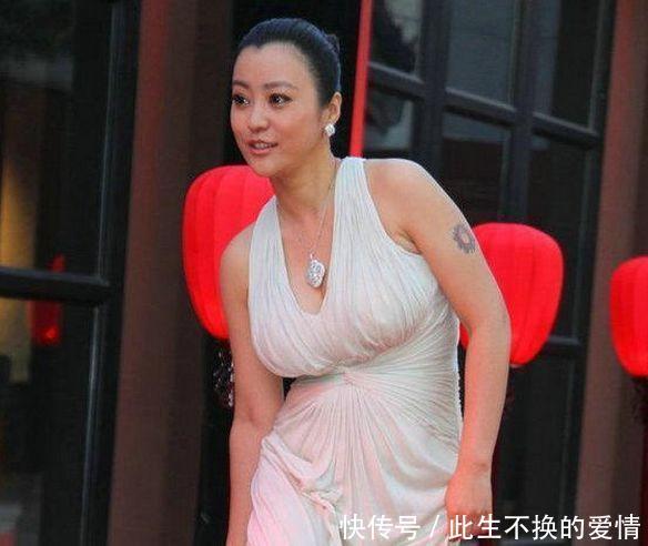 郝女生现在已经近四十岁了,发福的身材不影响她的美.