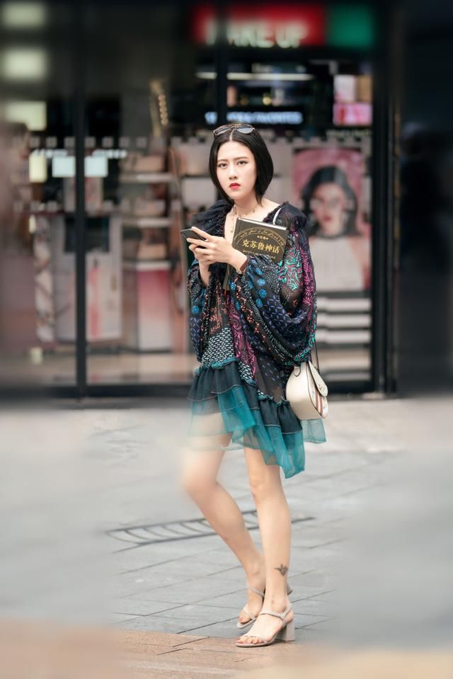 东莞街拍 街头长腿香肩美女 皮肤质感恰到好处 确实好看很喜欢