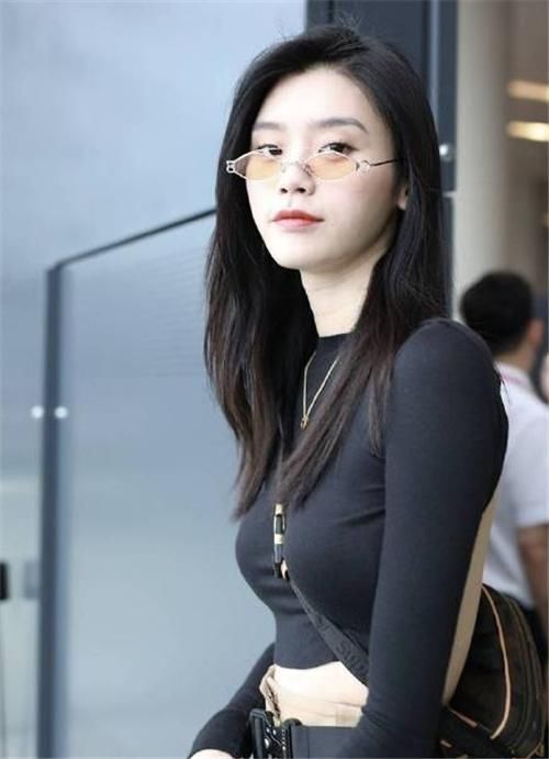 奚梦瑶穿了一身露脐装,转身之后吓坏所有人