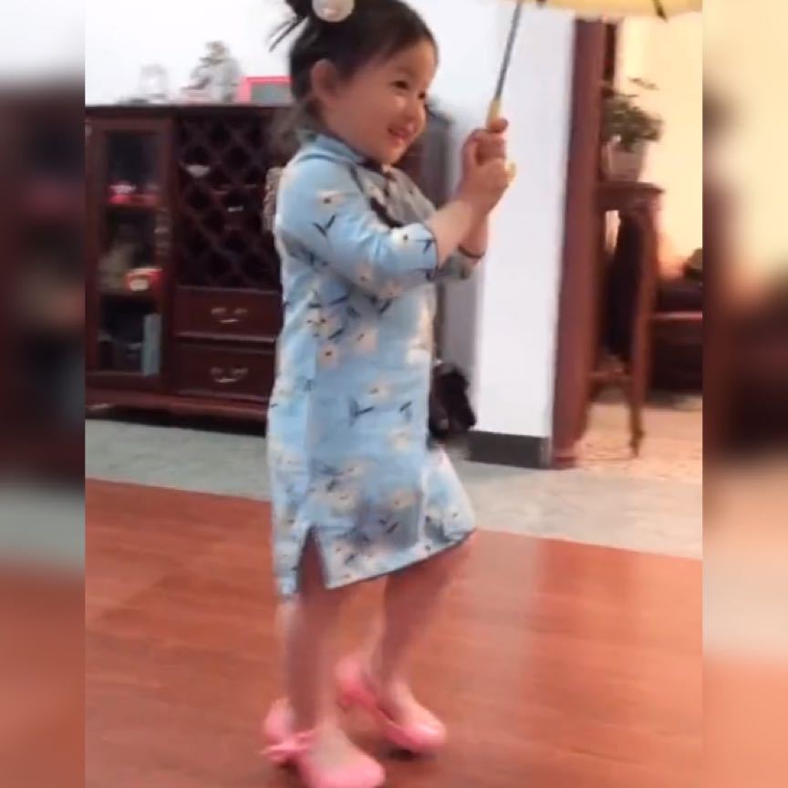 努力■网友：努力站稳是我最后的倔强！，小女孩因穿旗袍、踩高跟鞋走红