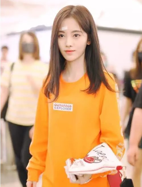 鞠婧祎出街只穿卫衣，光着下半身?网友:虽然不高，但这腿我是服气