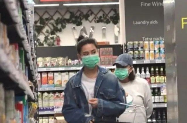  超市：何超莲素颜逛超市被拍，皮肤黝黑好俗气，平时全靠包装和打扮！