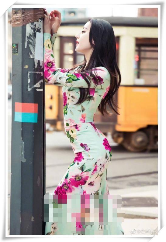 当孙艺珍穿印花裙撞衫迪丽热巴，网友：终于相信微胖才是最美身材