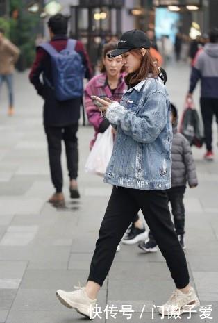  红色：路人街拍，红色上衣和白色笔筒裤的搭配，走在街区很是引人注目