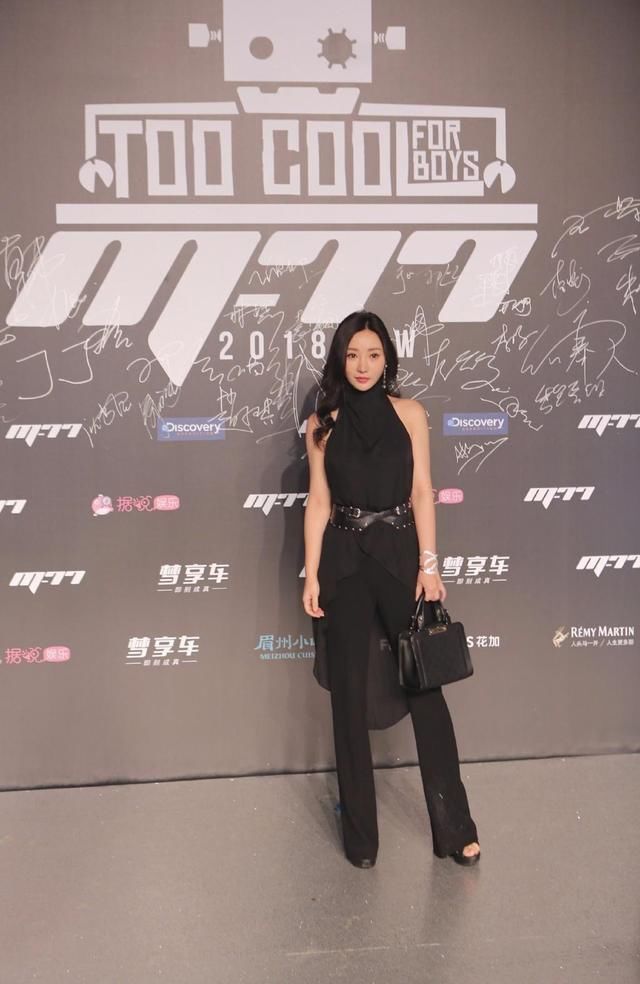 柳岩深V透视裙露沟，网友盯下半身：左手遮完右手遮，想忽视都难