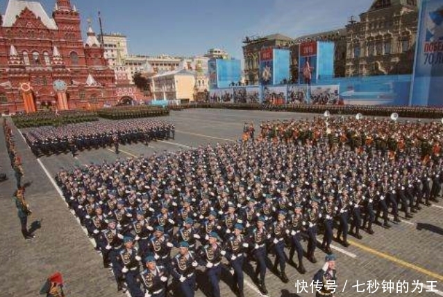 苏联阅兵让10架轰炸机飞6遍,美国以为600