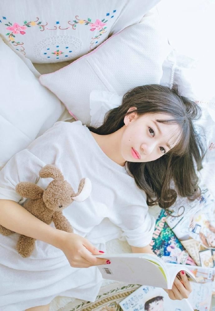 可爱玩偶少女白皙性感私房写真图片