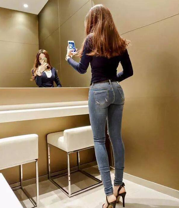 每日街拍：优雅高贵的牛仔裤小姐姐轻松打造迷人轮廓，耀眼夺目！