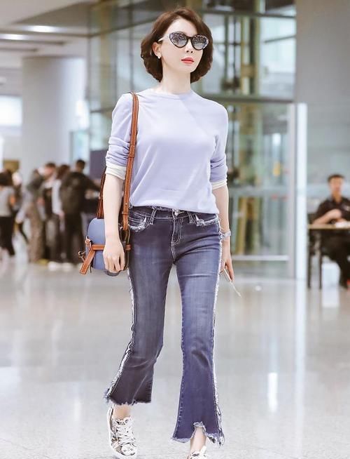  「女性」属于四十多岁女性的穿搭经，一条简单的牛仔裤，也能穿出时髦感
