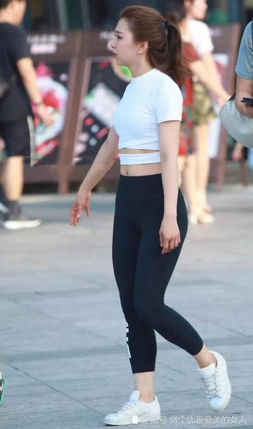  【女人味】小姐姐的牛仔短裤能秀长腿，也能秀马甲线，让我意外的是这样更有女人味了