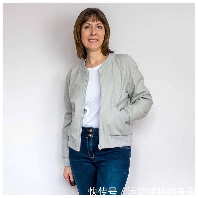  「时髦」她喜欢把普通衣服的款式，给它重新设计，不仅看起来更时髦且高级