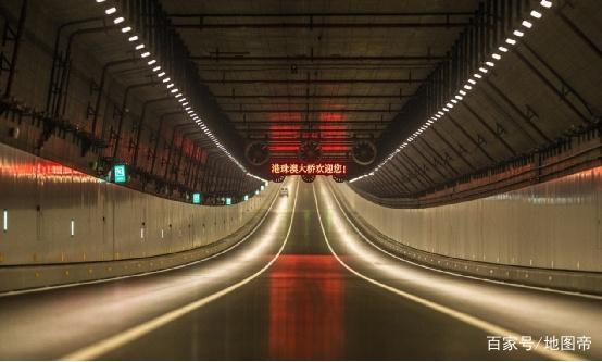 港澳开车靠左，内地开车靠右，在港珠澳大桥开车靠哪边