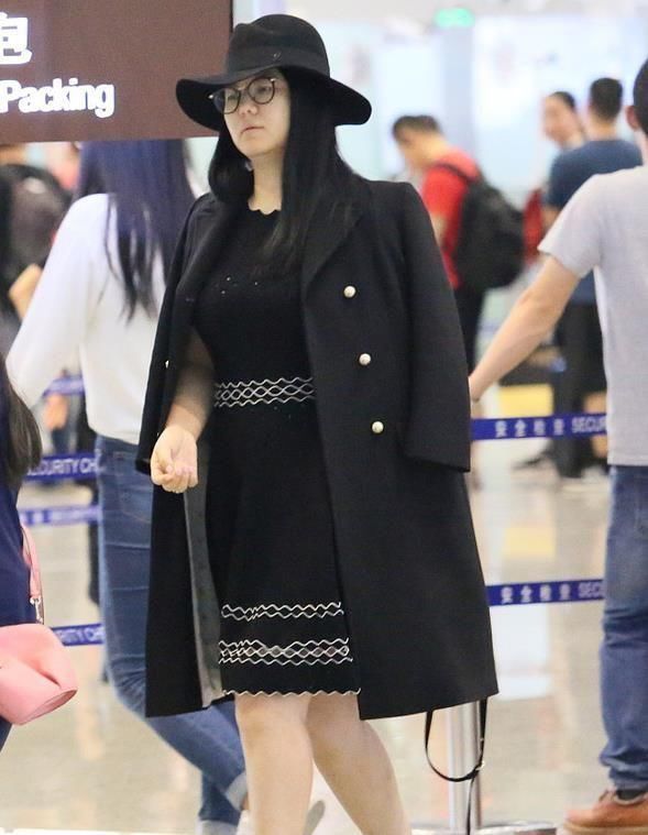 李湘又出来炫富，大夏天穿成这样，网友：富得流油啊！