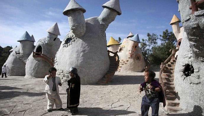 国内藏有小矮人王国，再现白雪公主与小矮人？网友：过得比我好