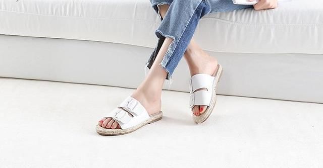 夏日凉拖鞋美开花，衬得玉足美如画