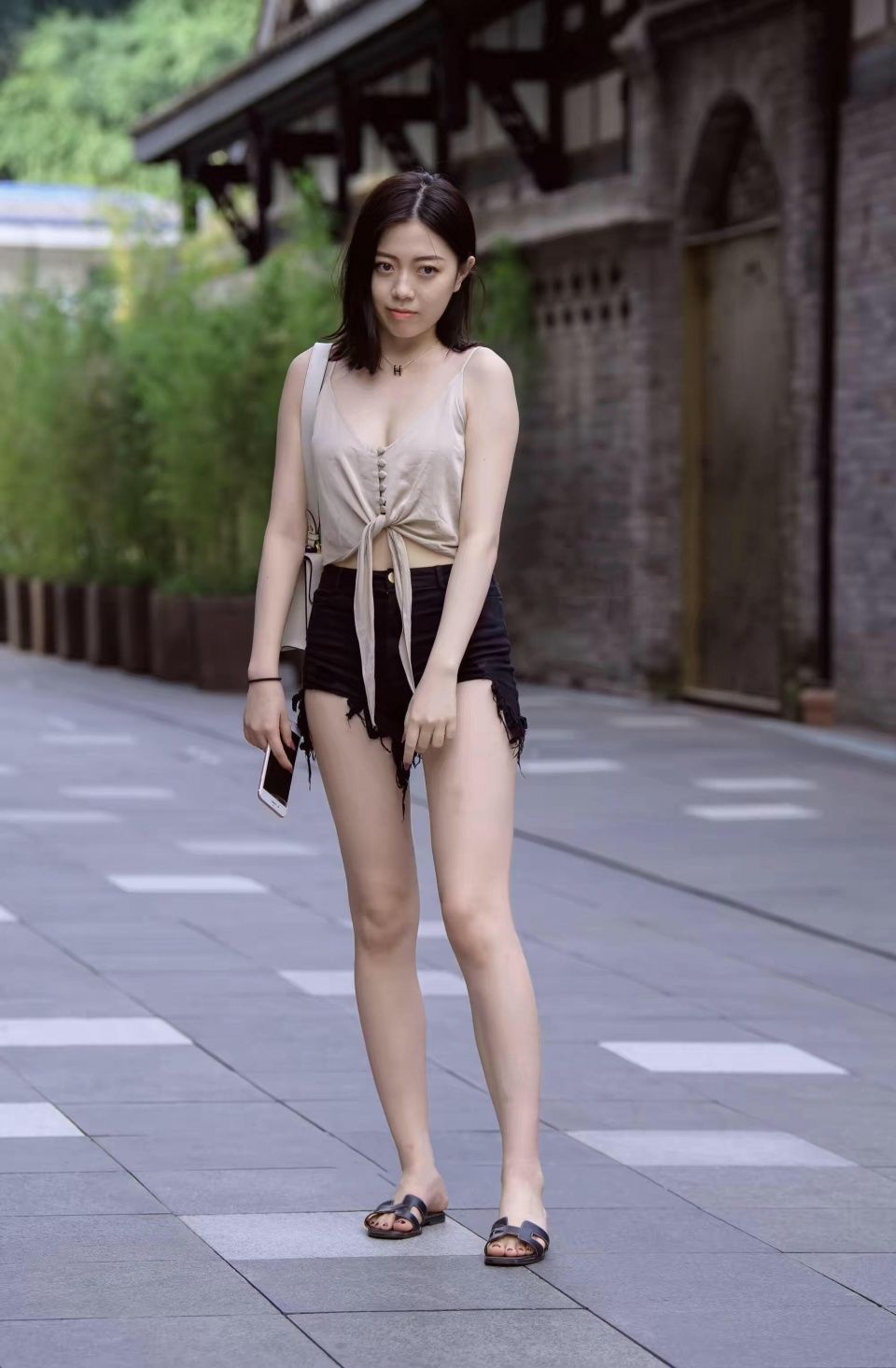 吊带热裤白皙美腿够性感