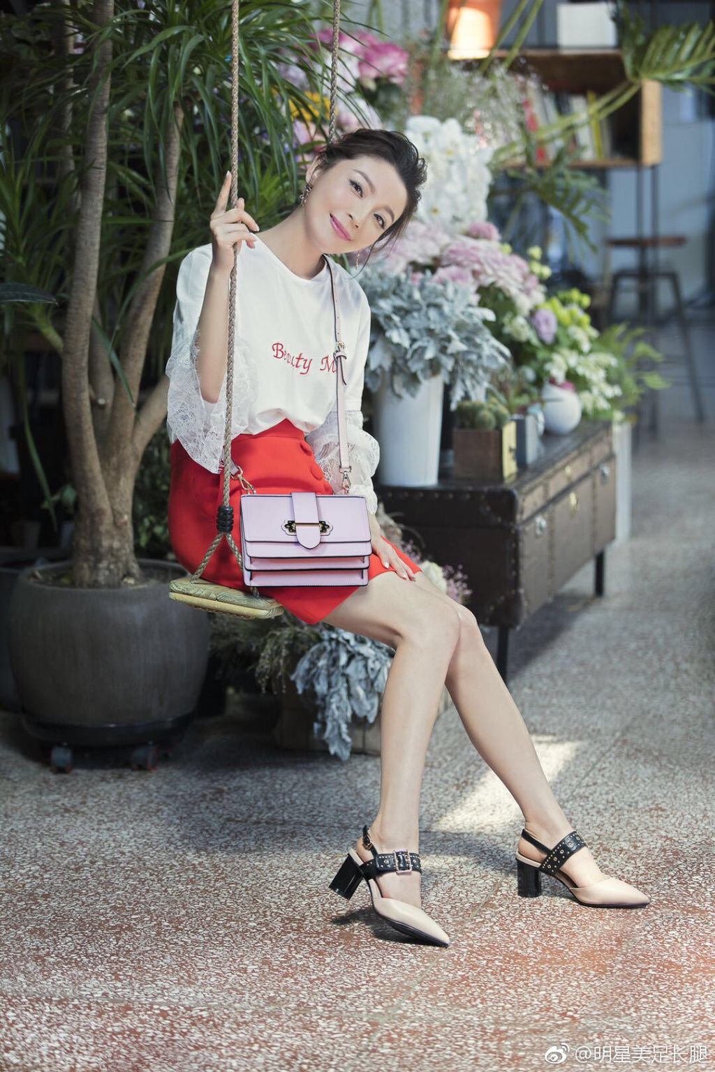 内地女星高晓菲时尚街拍，高跟鞋真的好看 美脚丫更漂亮