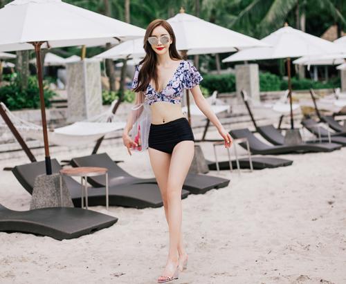 个性前卫的优雅泳衣美女，秀出傲人身材，焕发时尚气息！