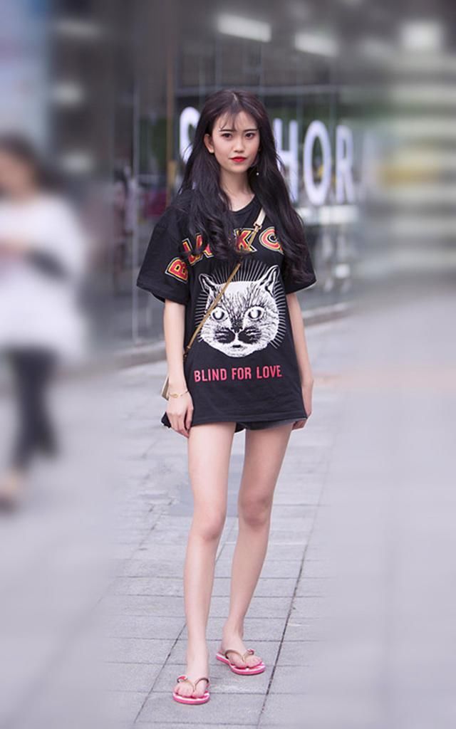 街拍时尚：性感紧身牛仔裤，穿出100分的时尚好身姿！