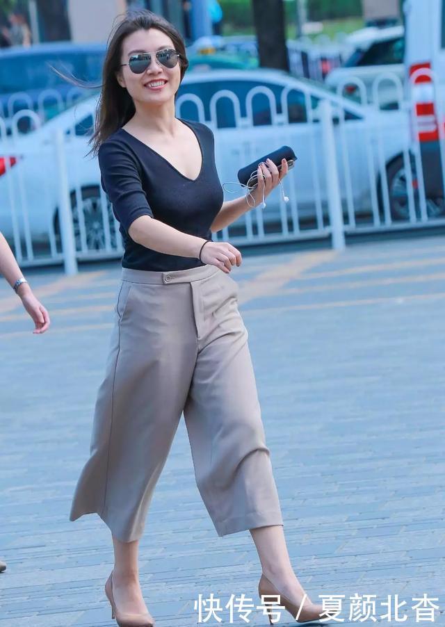  『下半身搭配』美女搭配一双卡其色的尖头高跟鞋，看上去充满着个性，气质又迷人