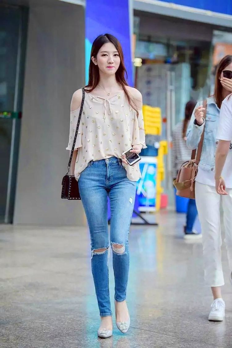 这位时尚小姐姐长相甜美可爱，很有魅力!