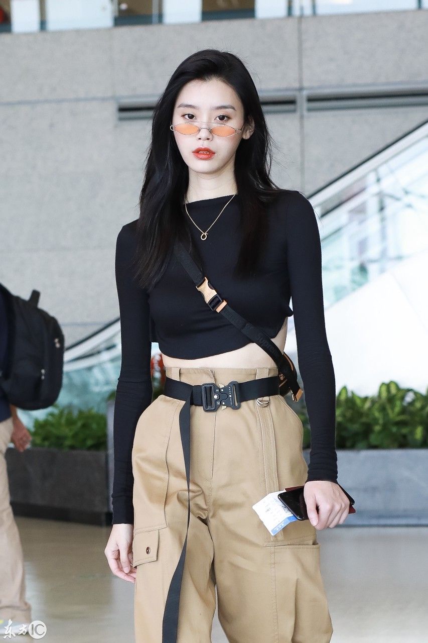 奚梦瑶现身机场，清爽干练，紧身漏背装显出完美身材!