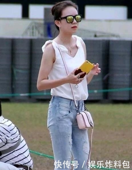 #气质#美女街拍:天生丽质的小姐姐,散发出女神气质,身材真好看!