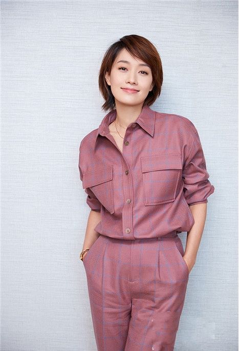 《末择之路》马伊琍粉色套装亮相,秀发撩人