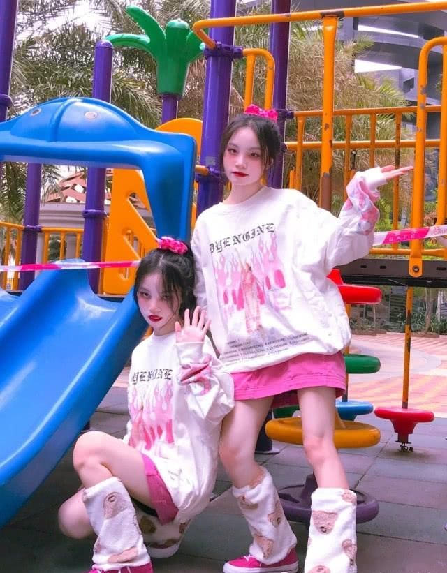  『可可馨』这一对“双胞胎＝鬼马精灵”，她们的穿搭就像艺术品一样！