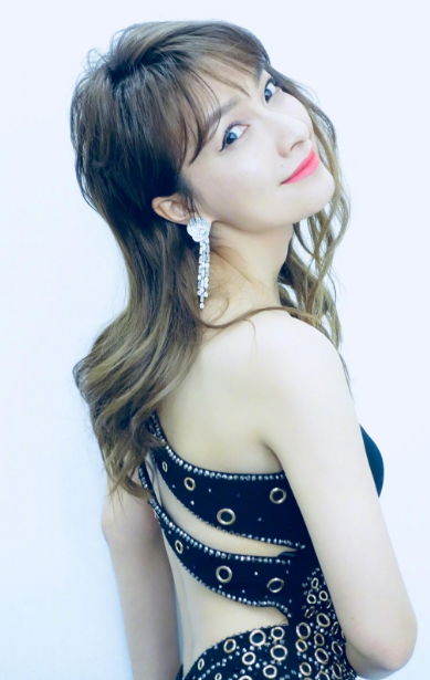 吴昕曾穿过的两件礼服看似平平无奇，但当往下看时，网友们惊呆了