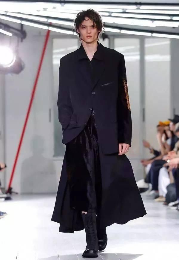 时装秀：Yohji Yamamoto 2020 春夏时装秀：山本耀司的黑色诗意想象