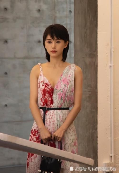  针织@这是古灵精怪的“曲筱绡”吗？黑色长发搭配针织帽，校园女神既视感！