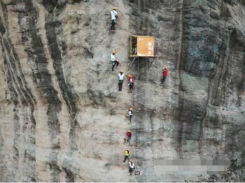 两个开在悬崖上的商店!其中一个在中国,物价亮了!