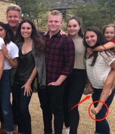 贝克汉姆与地狱厨神乡下度假，两家人拍大合照，小七小红裙瞩目