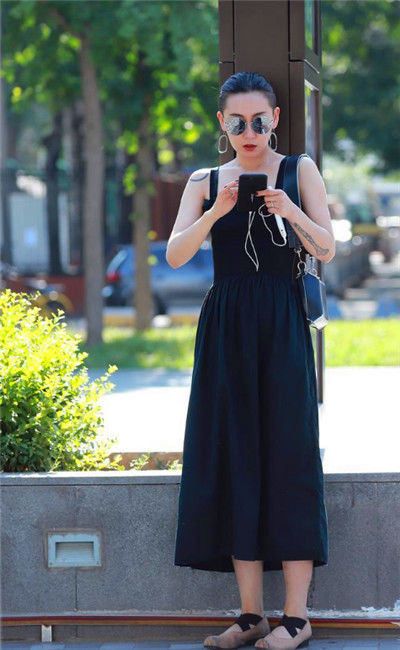 『红色』街拍:时尚的小姐姐,白色衬衣搭配红色半身裙,端庄秀丽