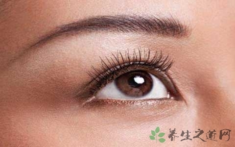 去除泪沟的按摩手法