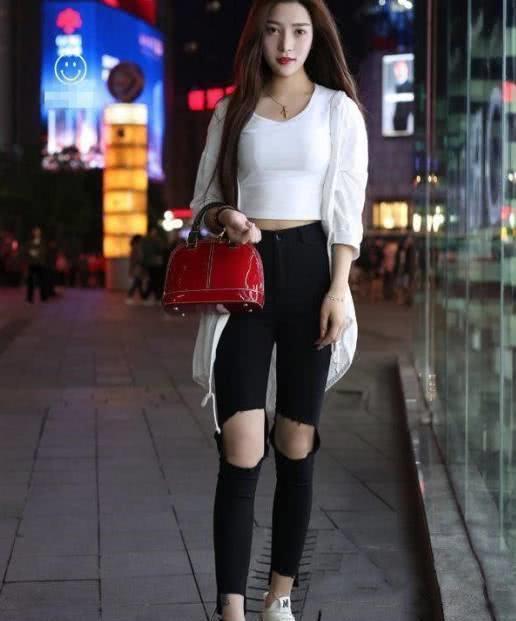 街拍：苗条妩媚靓丽的小姐姐，白皙时尚性感气质迷人！