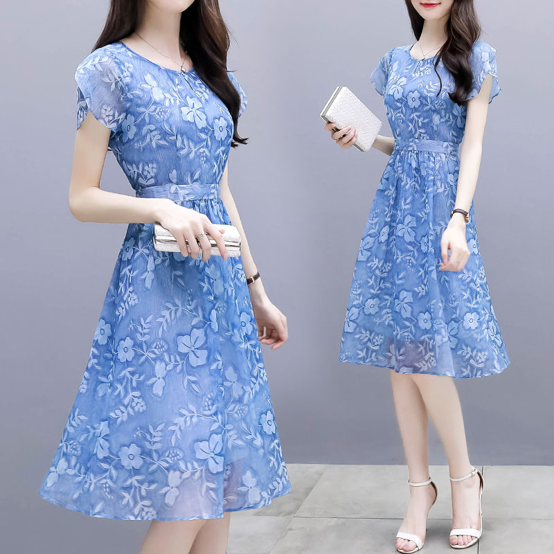 三伏天流行一种“冷淡风”，高雅又显年轻，上身女神范十足