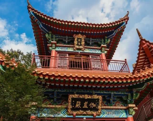 国内有条“过山车”公路，约有116层居民楼高，司机如同置身云端