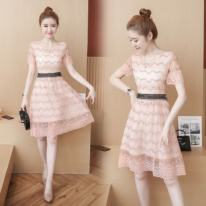 去机场接46岁老婆，时髦的她穿这，蕾丝裙+高跟鞋，从头美到脚