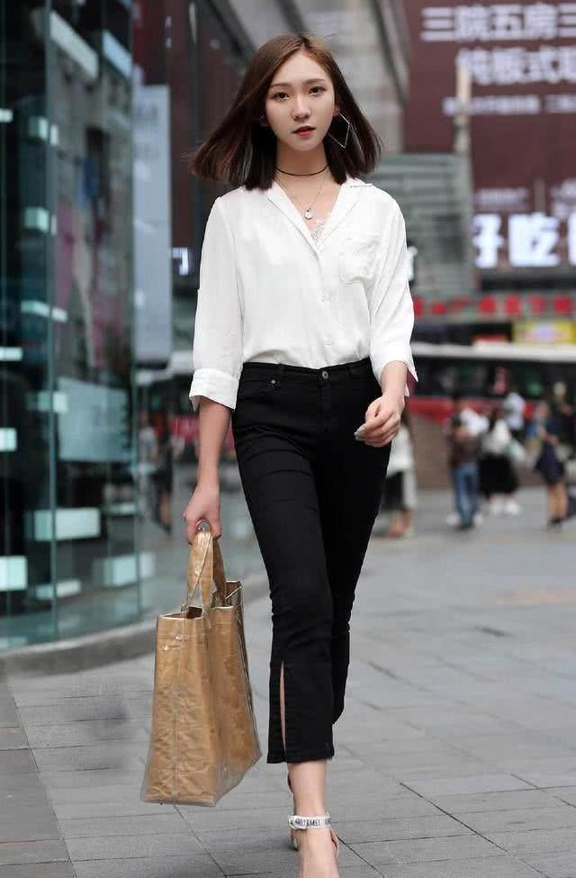 街拍：穿着紧身短裤优雅的小姐姐，曼妙苗条妩媚光鲜。