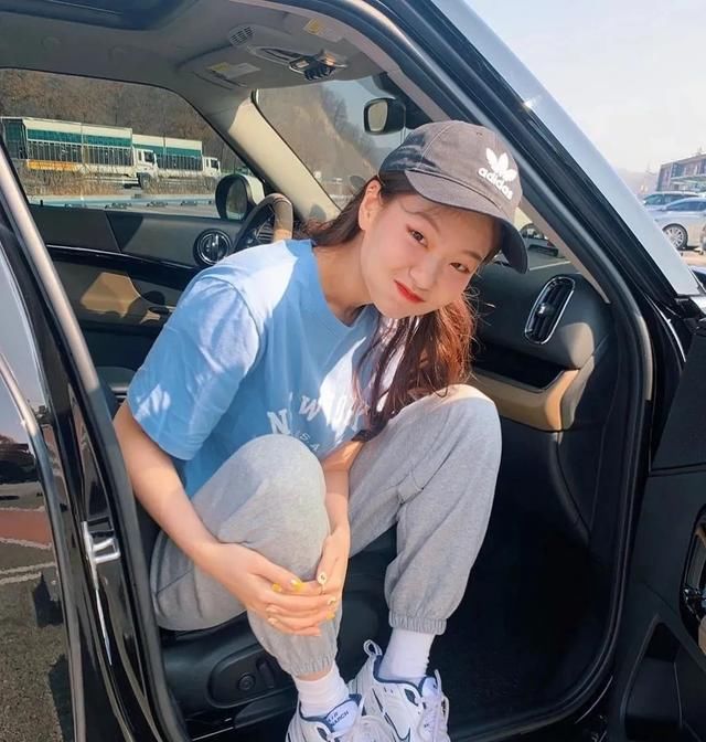  #喇叭裤#快扔掉你的打底裤,今年穿这几条“裤子”更显瘦时髦,明星都上头