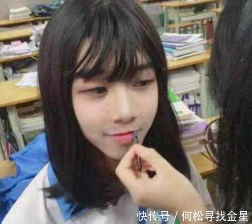 16岁男学生被化妆成这个样子，连班主任和女同学都看傻眼了！